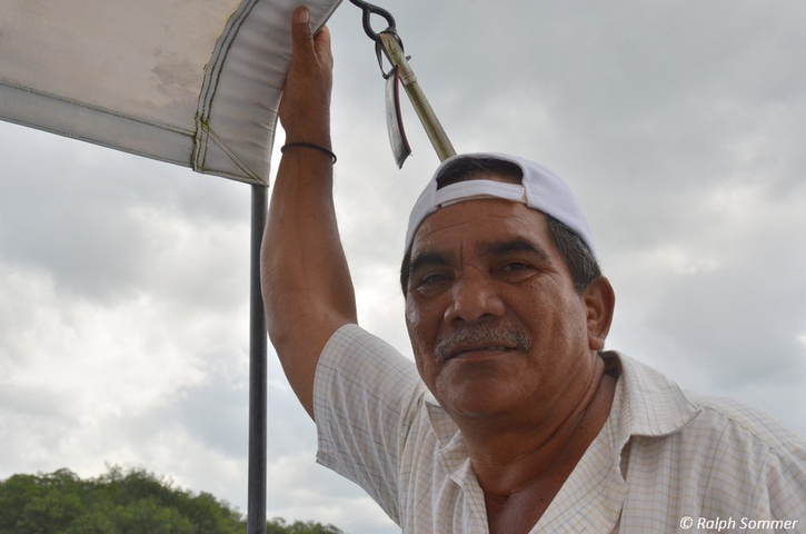 Motorboot-Kapitän auf dem Río Dulce