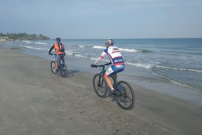 Mit den Mountainbikes am Strand