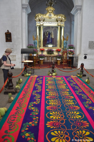 Blumenteppich in der Iglesia La Merced in Antigua