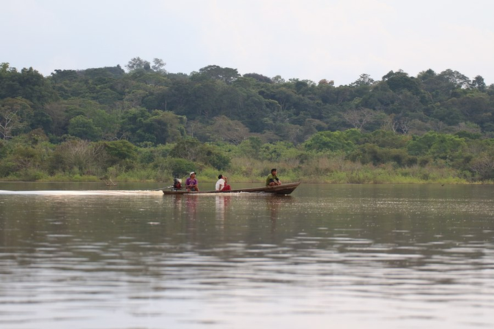 Indigene auf einem Boot