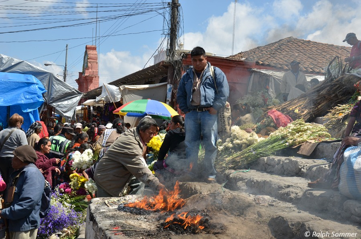 Opferfeuer auf der Kirchentreppe von Santo Tomás