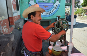 Verkäufer an der Eismaschine am Atitlán-See