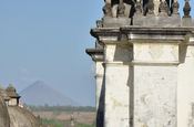 Kathedrale und Vulkan Momotombo Nicaragua