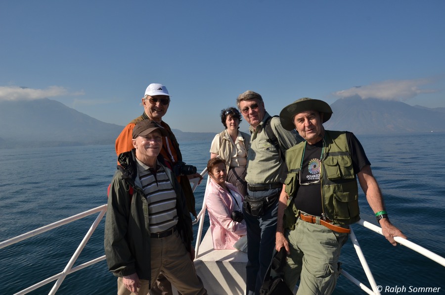 Kleingruppe bei Bootsfahrt auf dem Atitlánsee