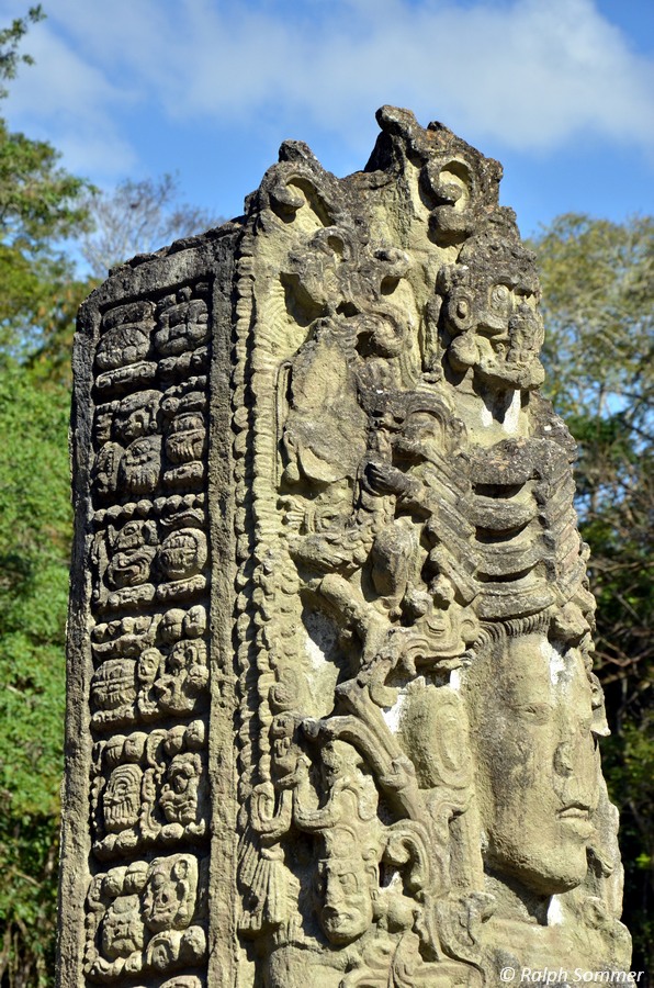 Seitenansicht der Stele A
