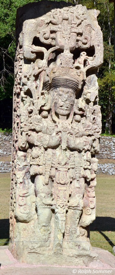 Stele B am großen Platz