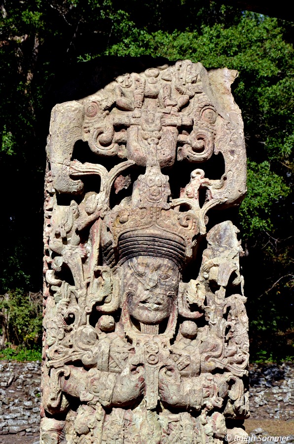 Ausschnitt Stele B am großen Platz