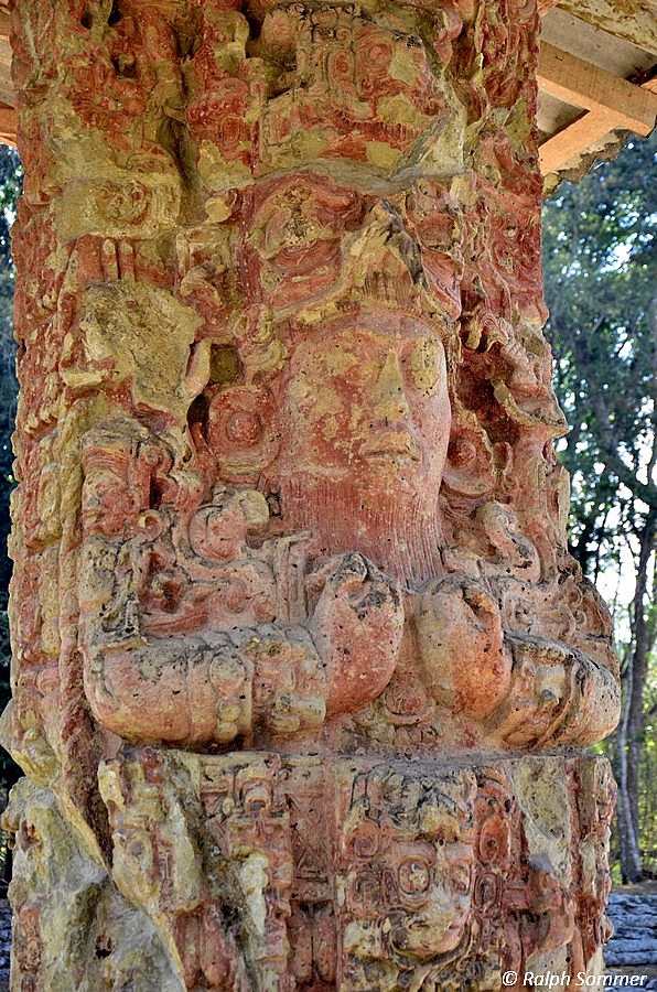 Nahaufnahme der roten Stele