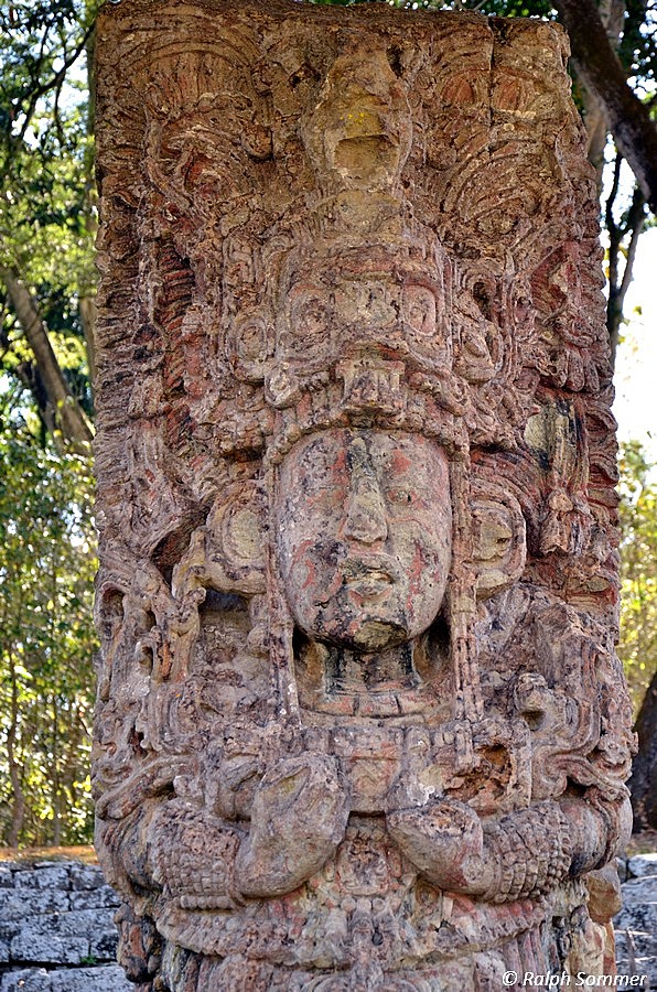 Ausschnitt der Stele am großen Platz