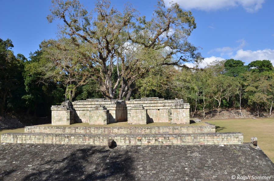 Tempel und Rampe am Ballspielplatz