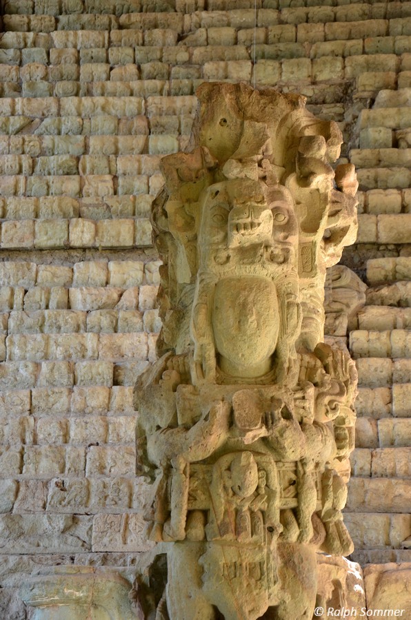 Zoomorphe Figur vor der hieroglyphischen Treppe