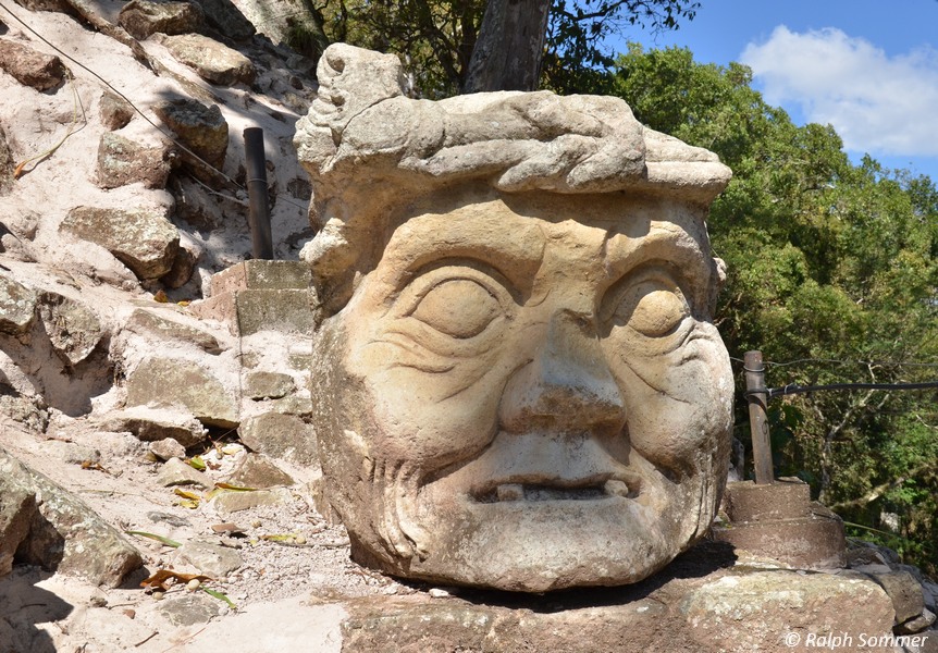 Skulptur "Der alte Mann von Copán" bei der Akropolis