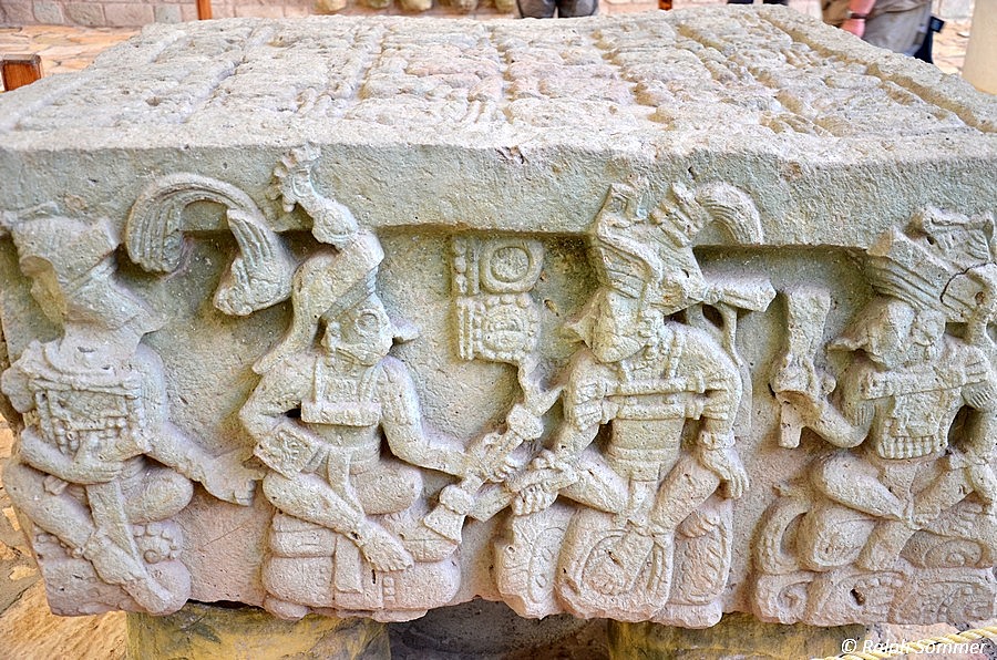 Tuffstein Figuren im Maya Museum