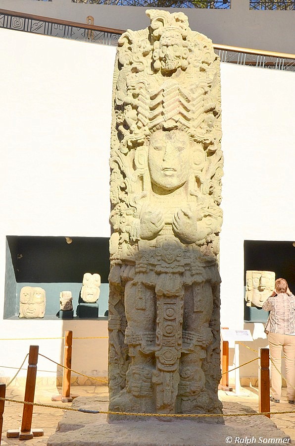 Maya Stele im Museum