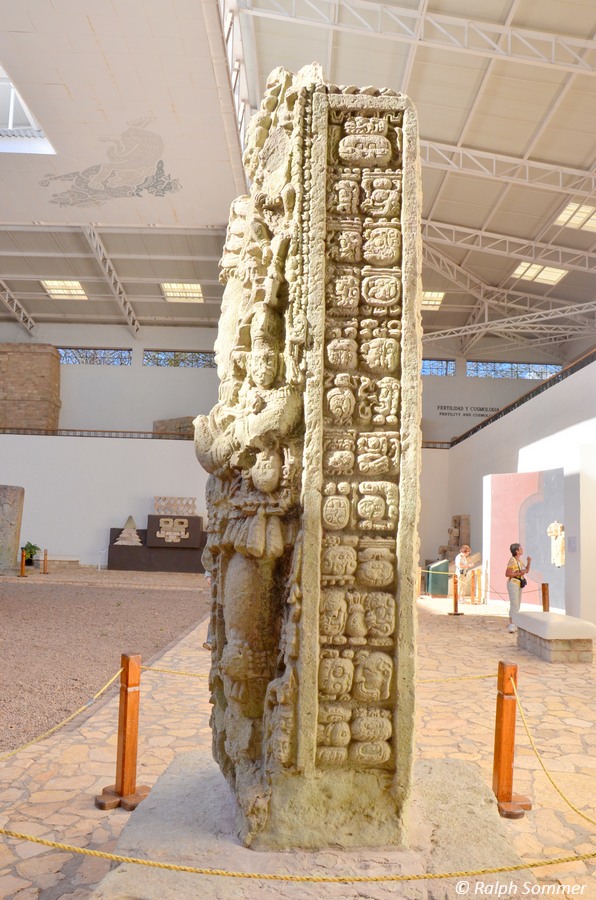 Seitenansicht der Stele im Maya Museum