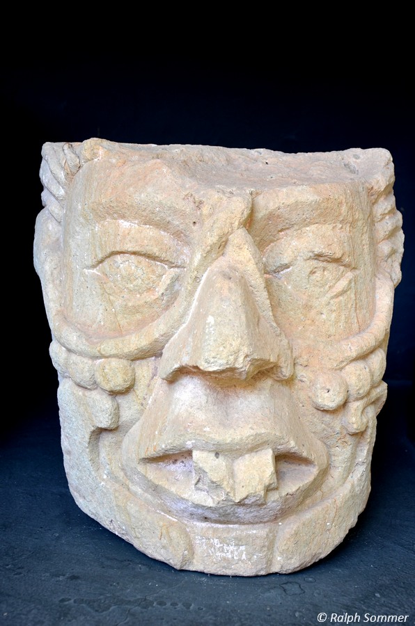 Steinmaske im Museum