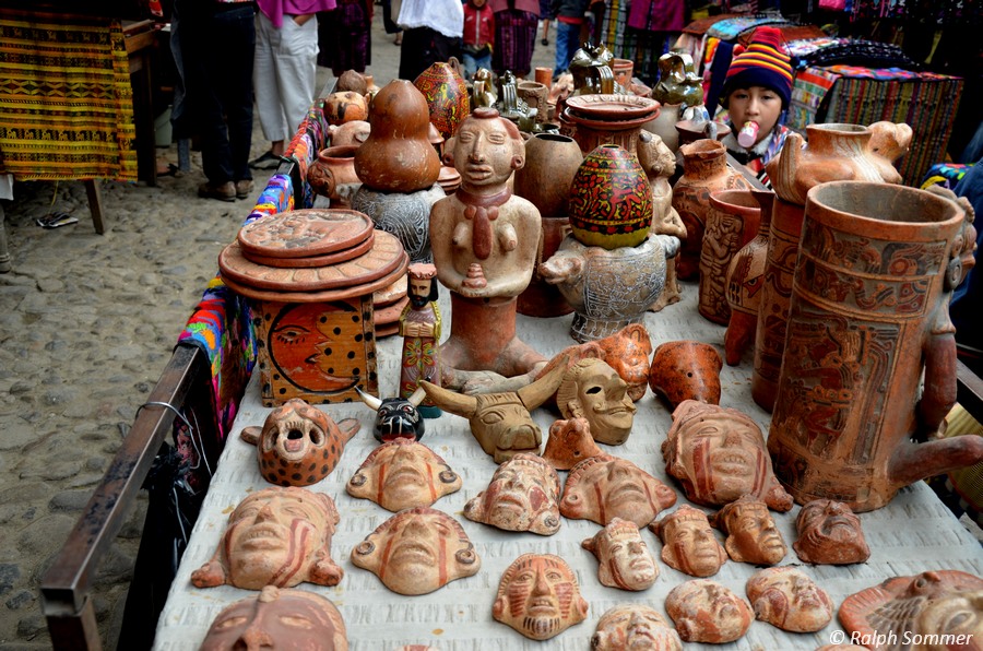 Stand mit Tonfiguren auf dem Markt