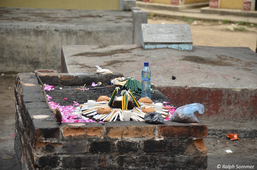 Opferstelle auf dem Friedhof in Chichicastenango