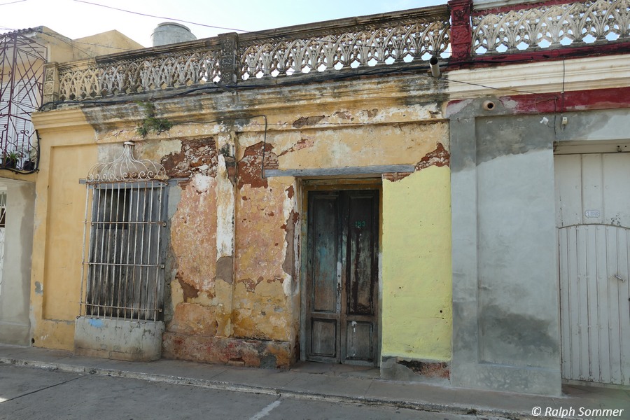 Adobelehmwand an einem Haus in Trinidad auf Kuba