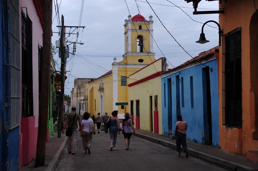 Gasse im Ort Camaguey in Kuba