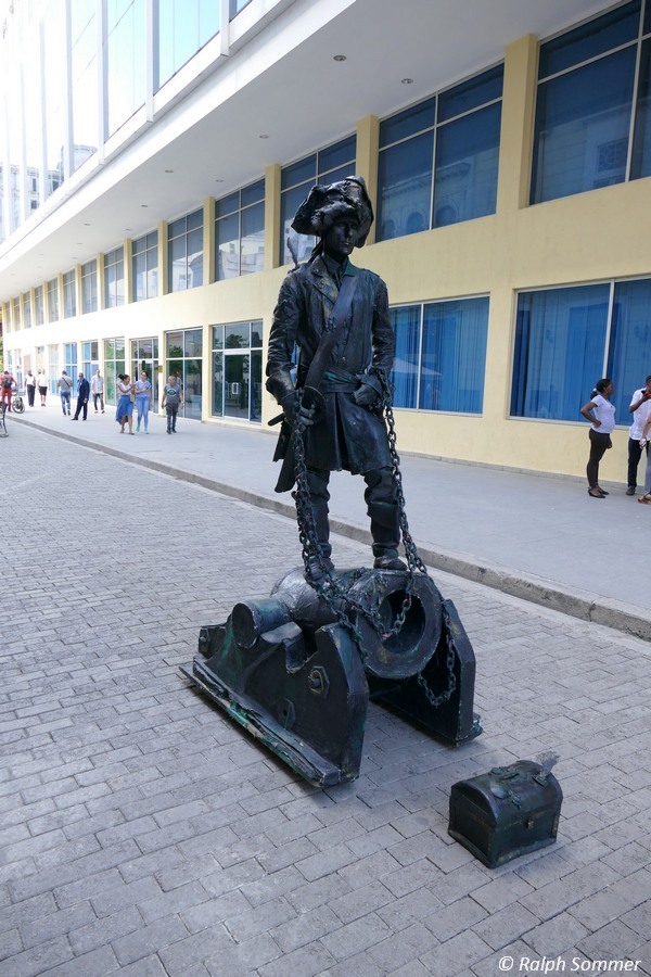 lebende Piratenstatue
