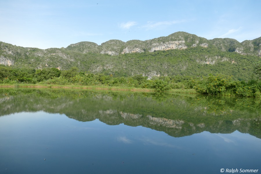 Lagune und Mogotes-Erhebungen
