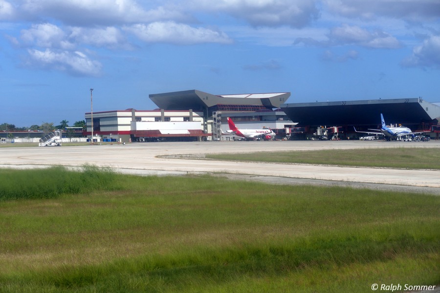 Sicht von der Piste aus gesehen auf den Flughafen Havannas