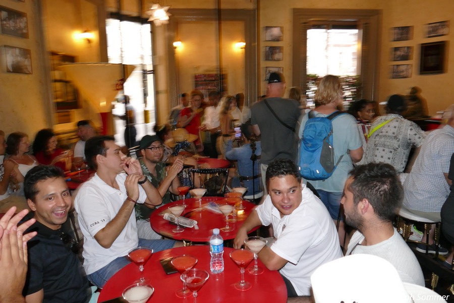 geselliges Beisammensein in Ernest Hemingways Stammbar in Havanna