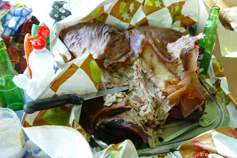 Mittagessen Spanferkel an der Playa Rancho Luna