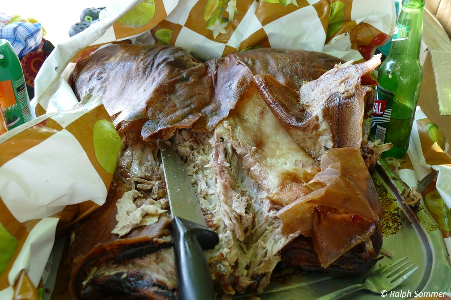 Spanferkel Mahlzeit an der Playa Rancho Luna bei Cienfuegos auf Kuba