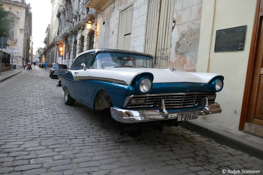 Oldtimer ohne Vorderräder in Havanna