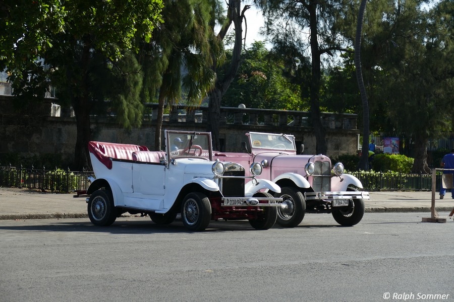 Oldtimer auf der Straße in Havanna