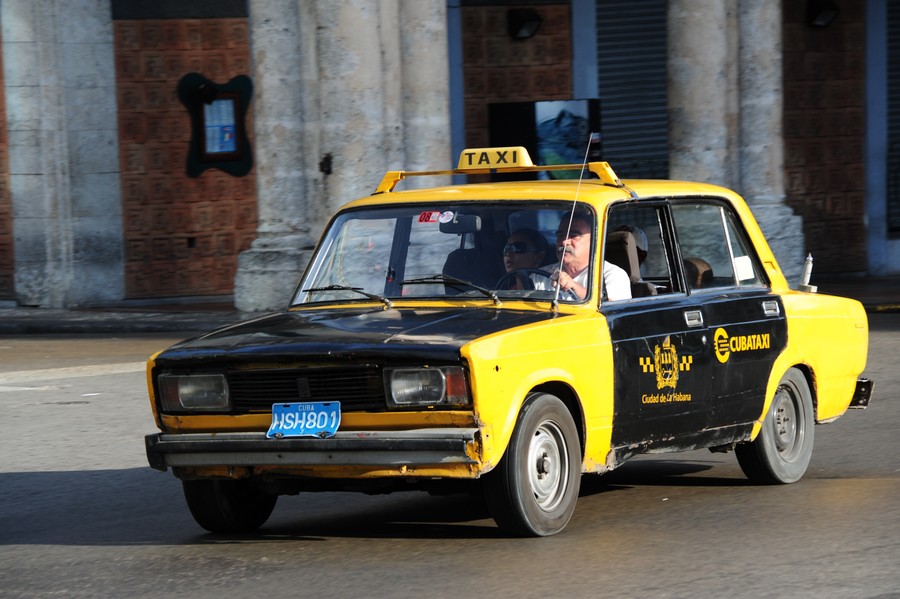 altes Taxi in der Hauptstadt