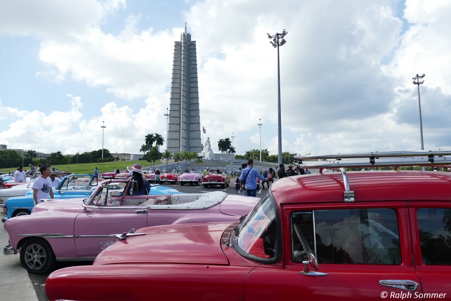 Taxilimousinen am José Marti Denkmal in Havanna