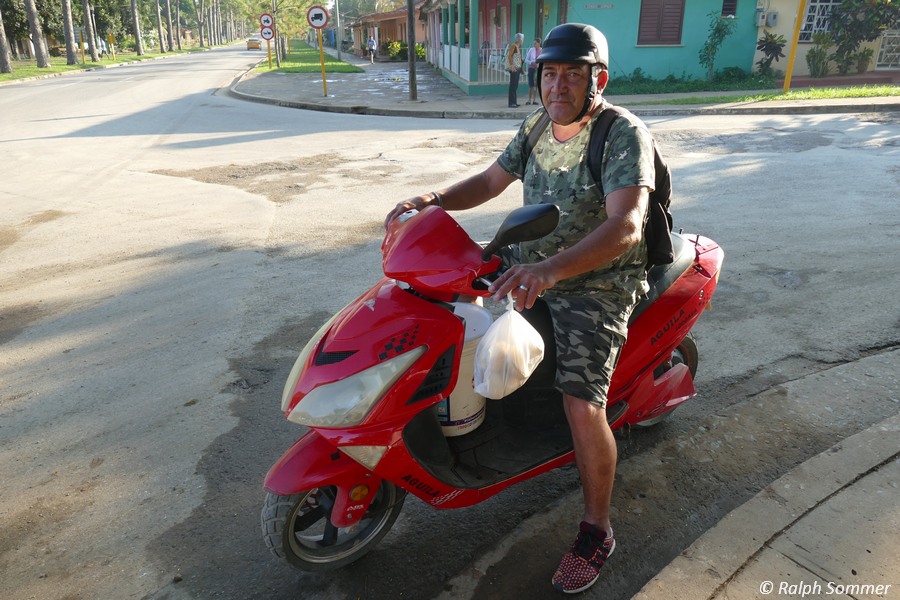 Rollerfahrer in Kuba