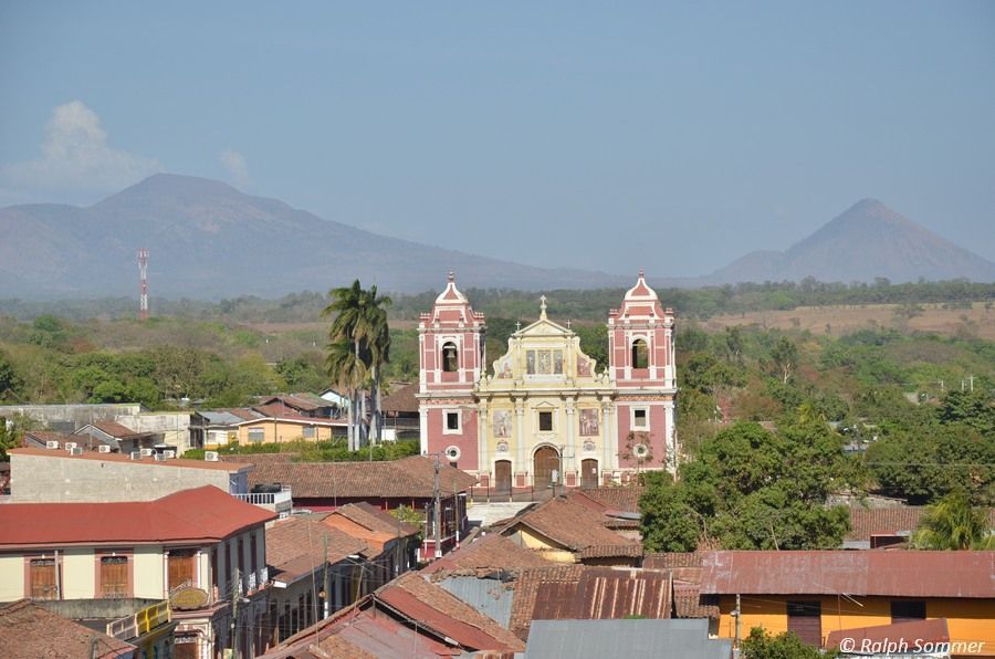 El Calvario Kirche in León und Vulkane im Hintergrund Nicaragua