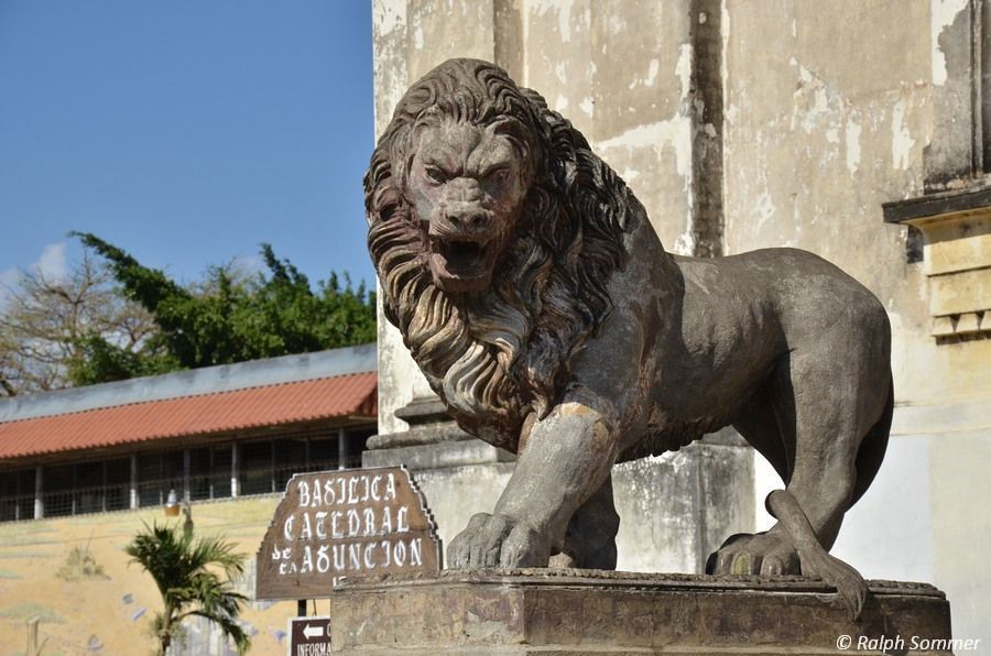 Löwenmonument vor der Kathedrale in León
