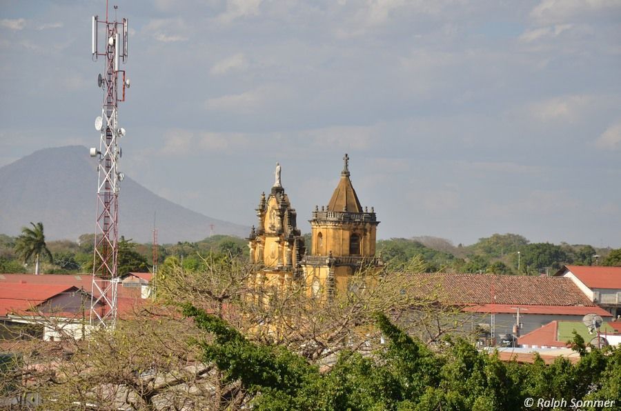 Kathedrale und Vulkan Momotombo Nicaragua