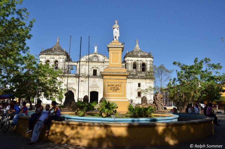 Alte Kathedrale und Denkmal in León