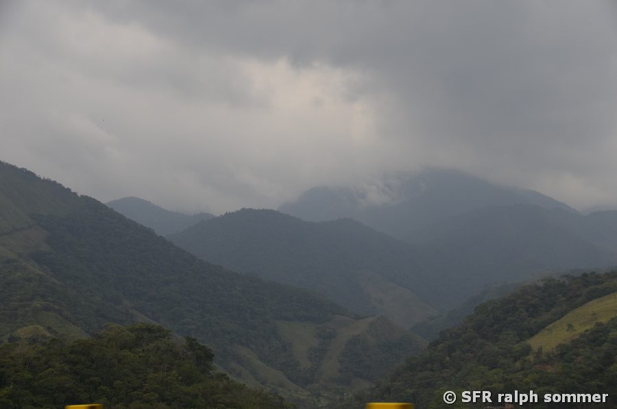 Andenberge in den Wolken
