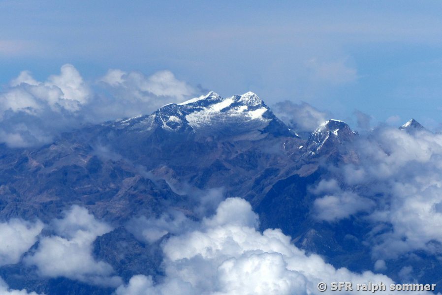 Schneebedeckte Bergspitzen der Anden