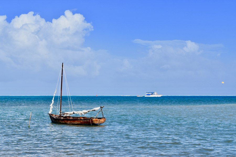 Ankerndes Boot vor der Insel San Andrés