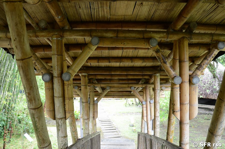 Bambusbrücke mit Verbindungen