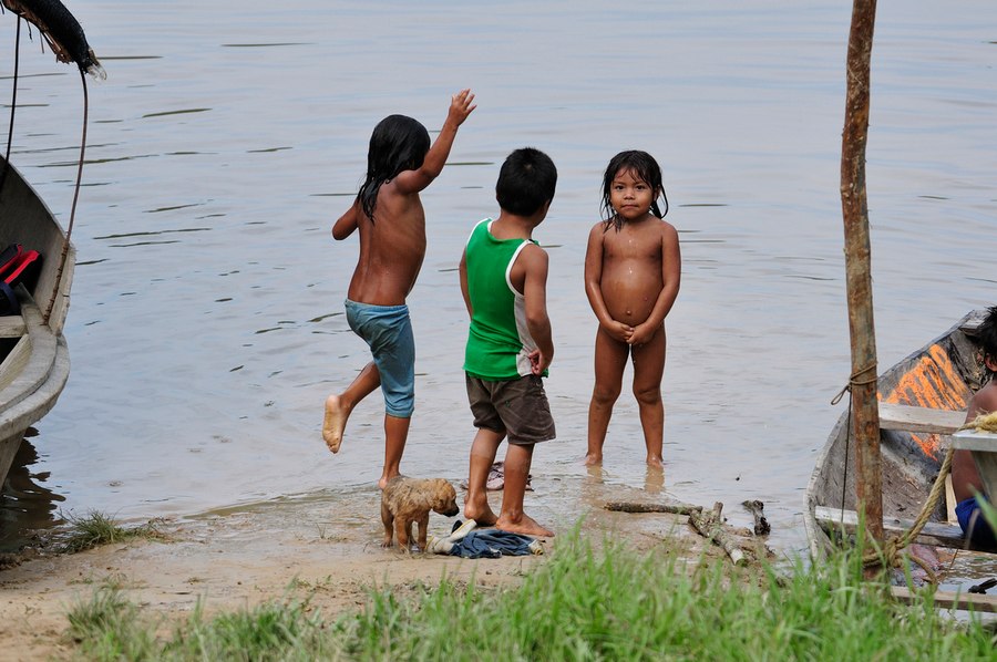 Kinder beim Baden