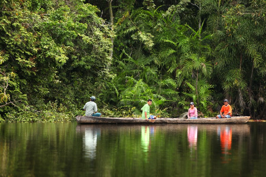 Indigene mit Kanu auf Amazonas