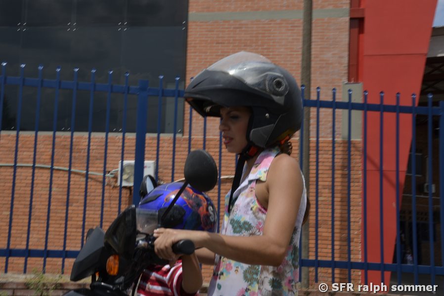 Junge Dame mit Moto