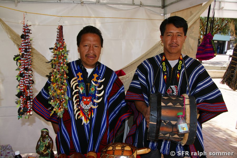 Guambianos in Tracht