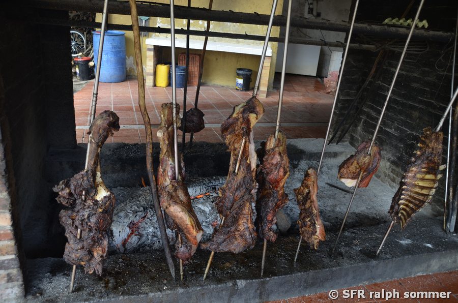 Grillfleisch am Holzfeuer