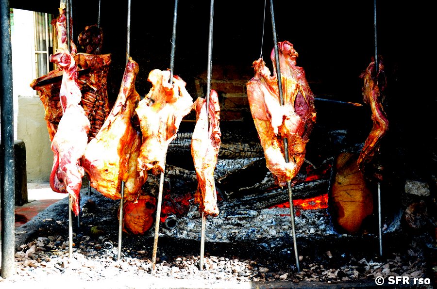 Grillfleisch in Vorbereitung