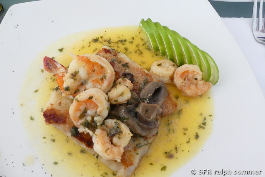 Garnelen in Knoblauch und gebackener Fisch